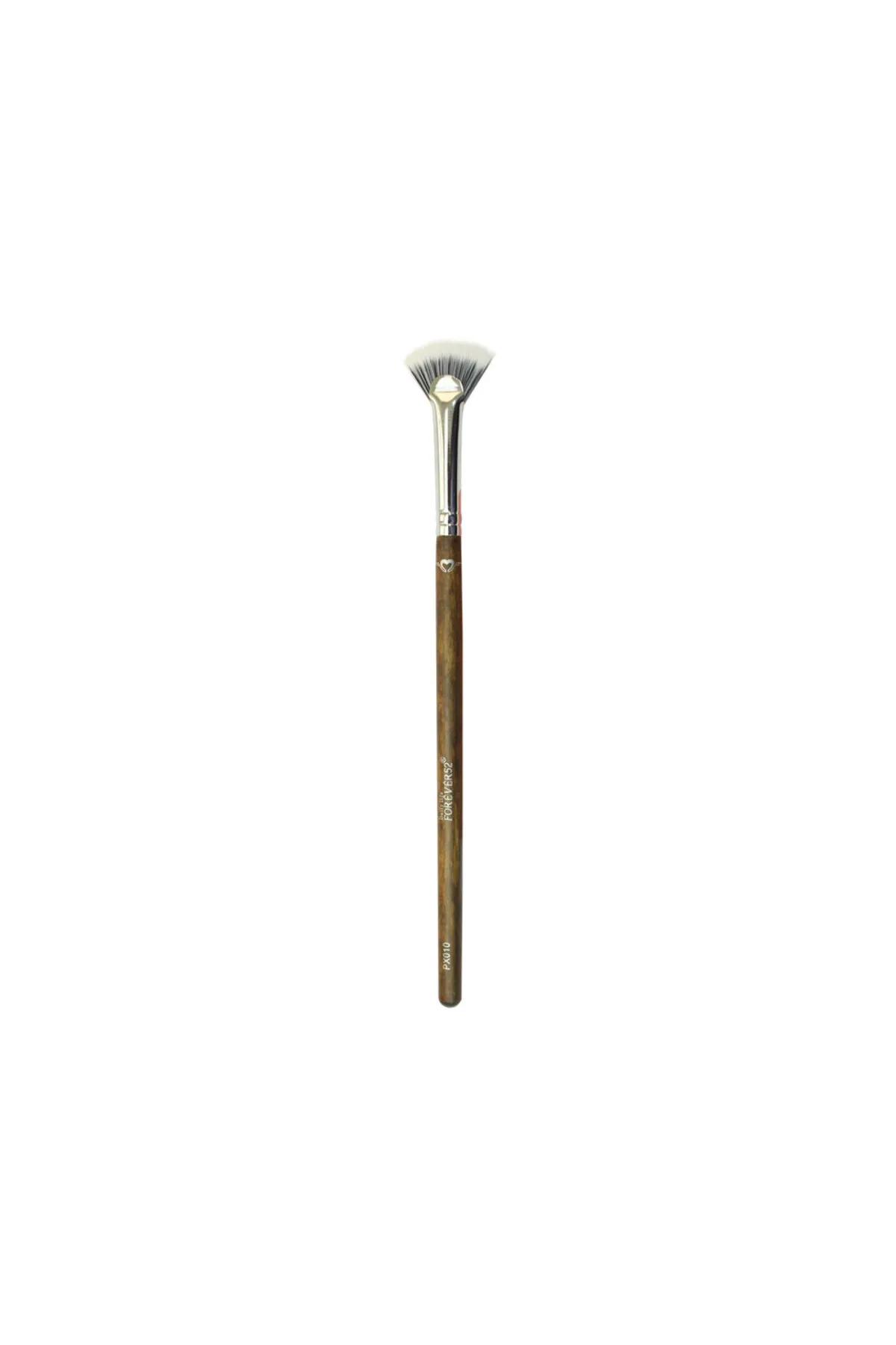 Cleaning the extra powder from face Brush-